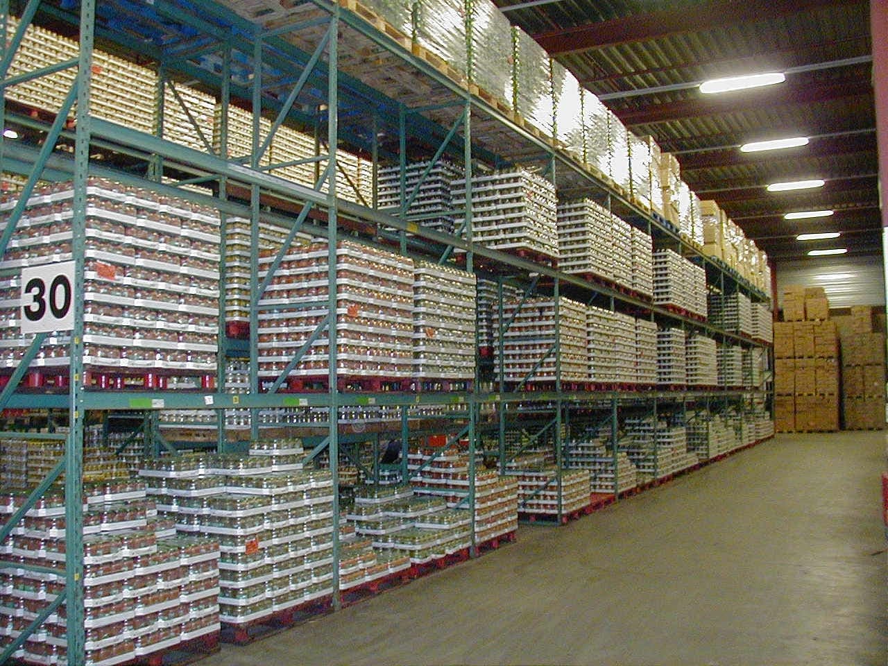 Magazijn met hoge, volledig gevulde palletstellingen