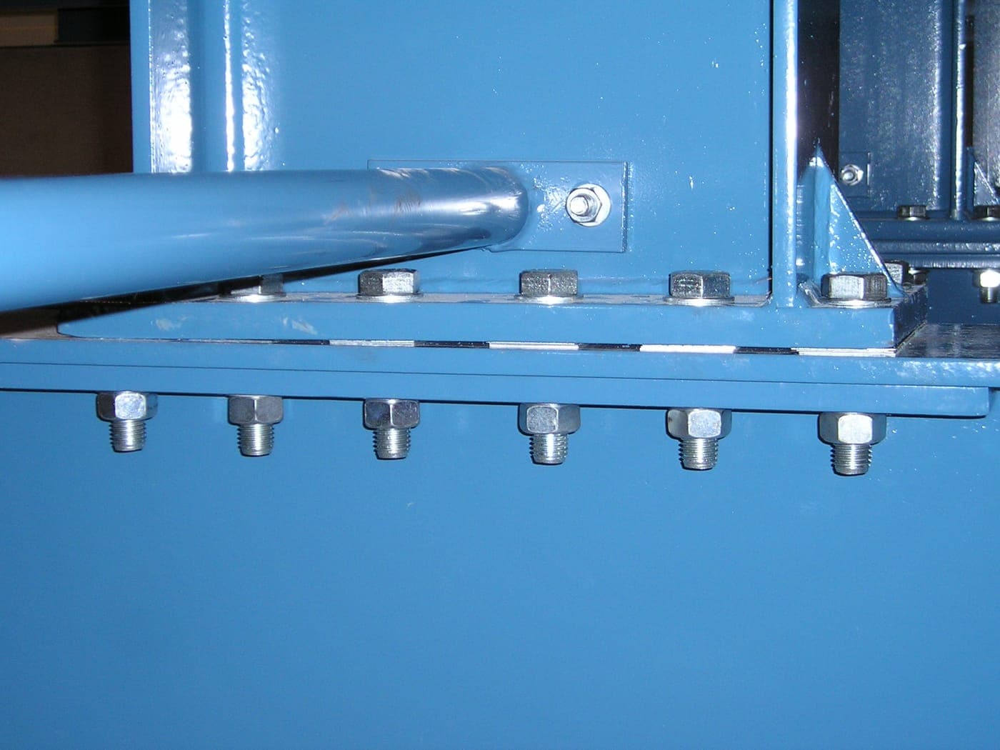 Detail van de verankering en boutverbindingen aan de voet van een stellingconstructie