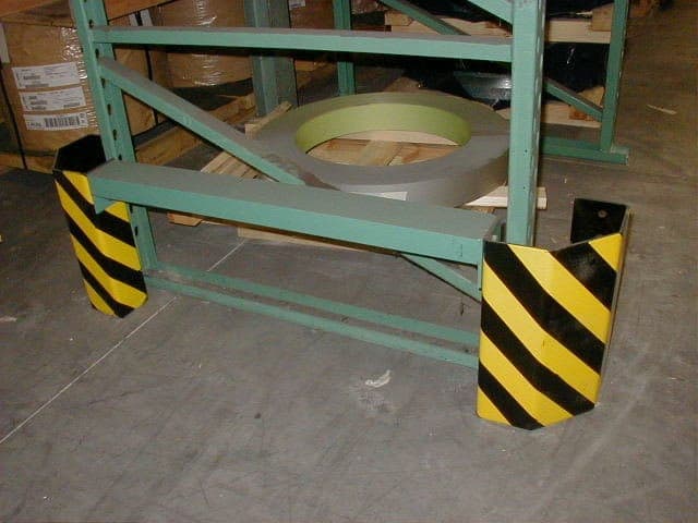 Aanrijdbeveiliging aan de voet van een gebruikte palletstelling