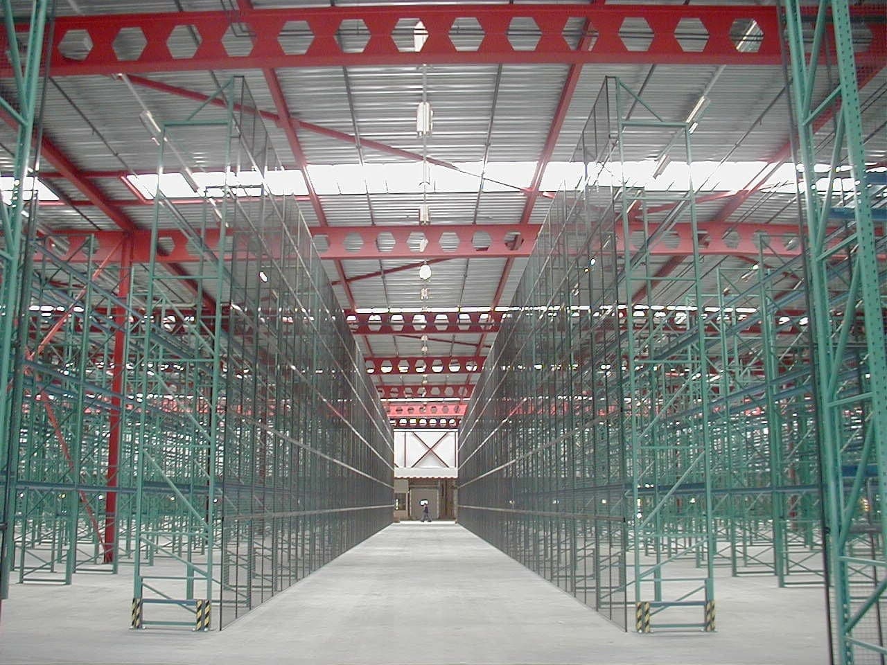 Hal met rijen gebruikte Hovuma-palletstellingen voordat ze in gebruik worden genomen