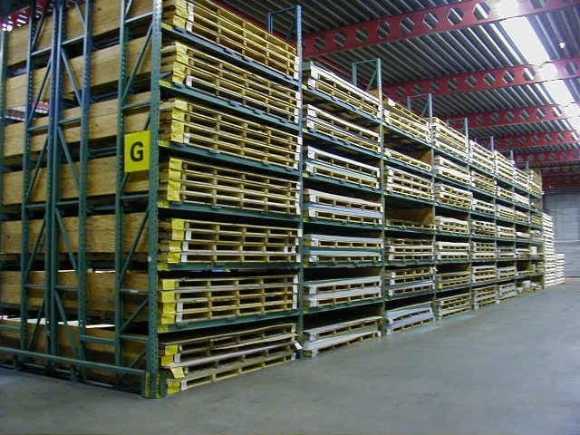 Volgeladen palletstelling in een magazijn met gangpadaanduiding