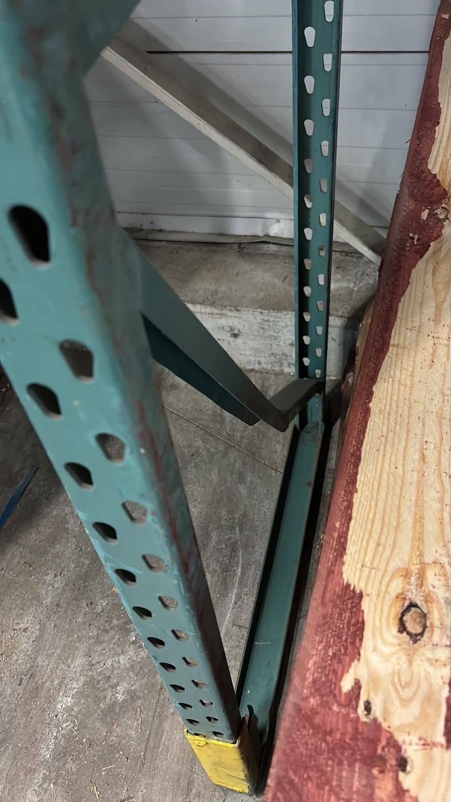 Detail van een palletstelling met staanders, schoren en voetplaat op de plek waar aanrijdschade ontstaat